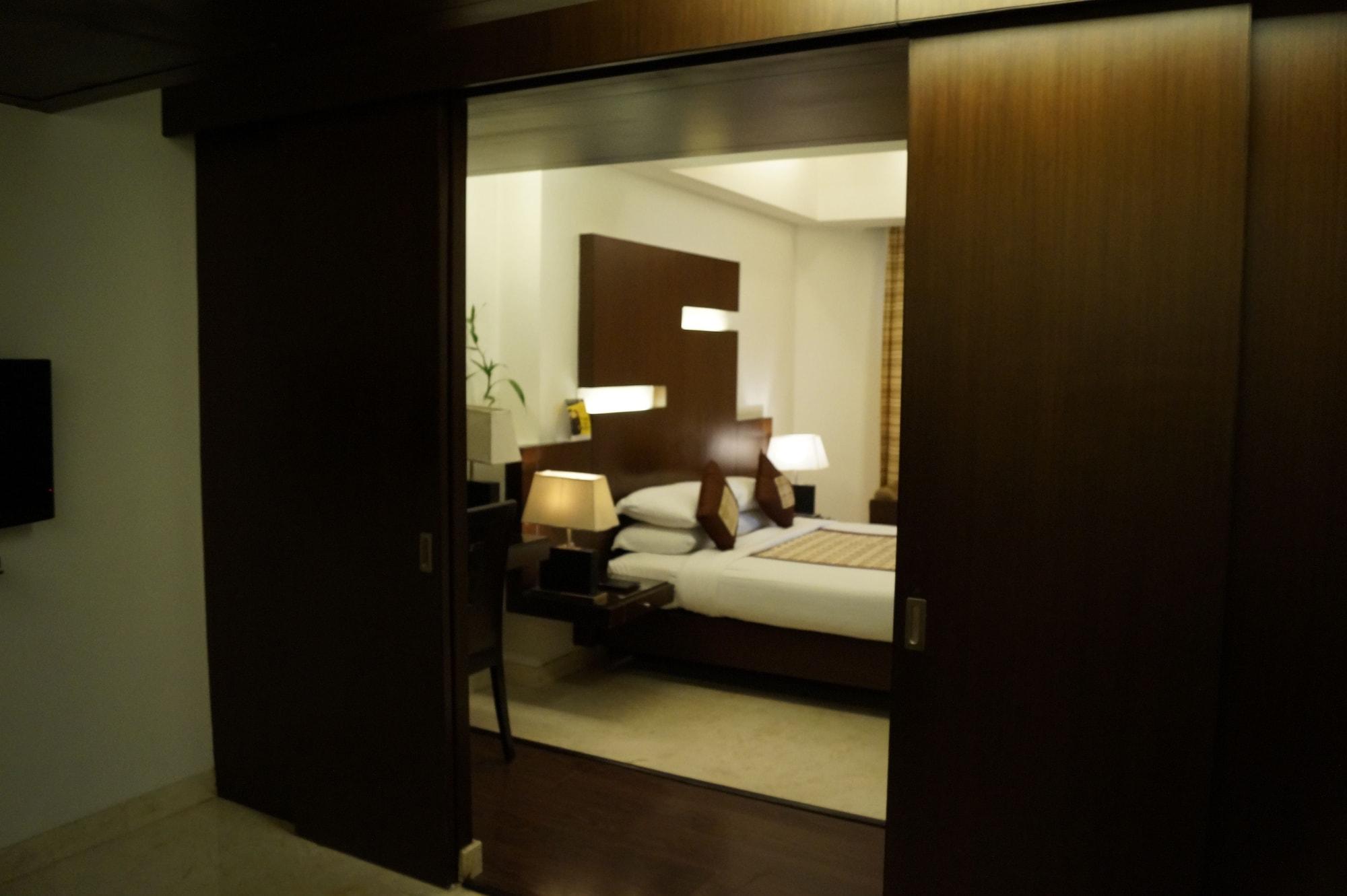 The President Hotel Бангалор Екстериор снимка