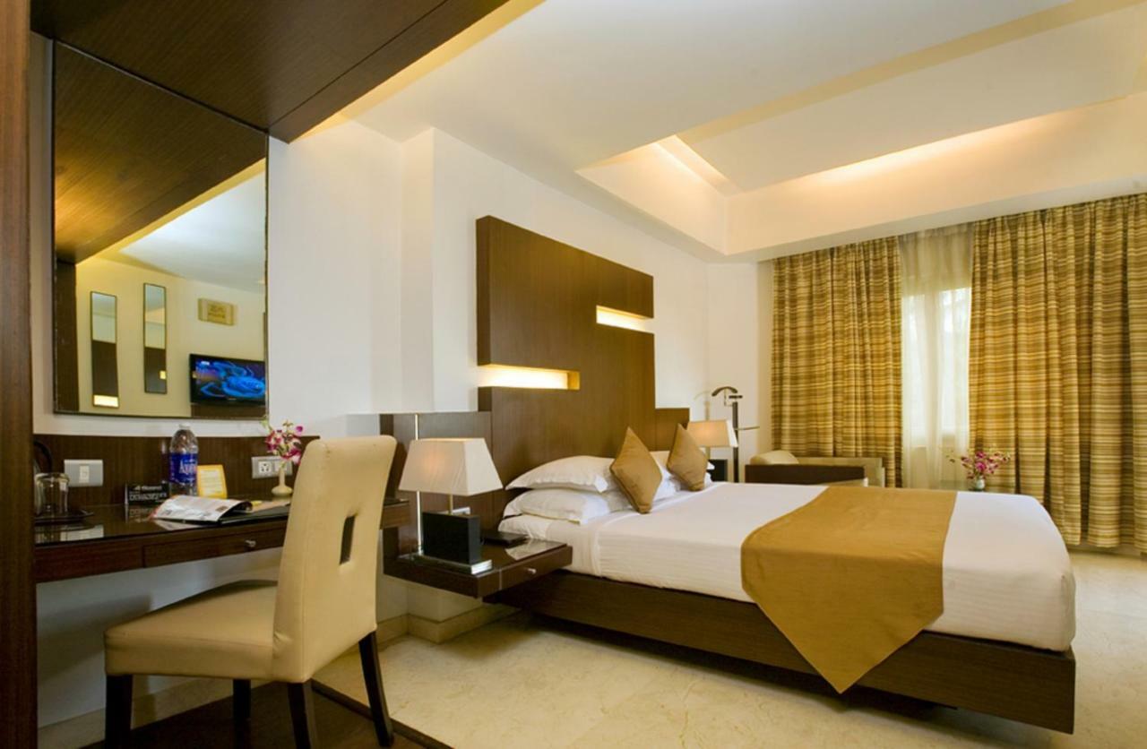 The President Hotel Бангалор Екстериор снимка